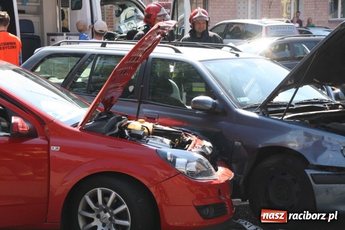 Zdjęcie w galerii na portalu naszraciborz.pl: Zderzenie dwóch opli i peugeota na Pocztowej  wiadomości z regionu