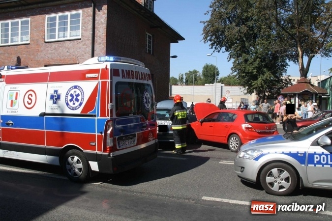 Zdjęcie w galerii na portalu naszraciborz.pl: Zderzenie dwóch opli i peugeota na Pocztowej  wiadomości z regionu