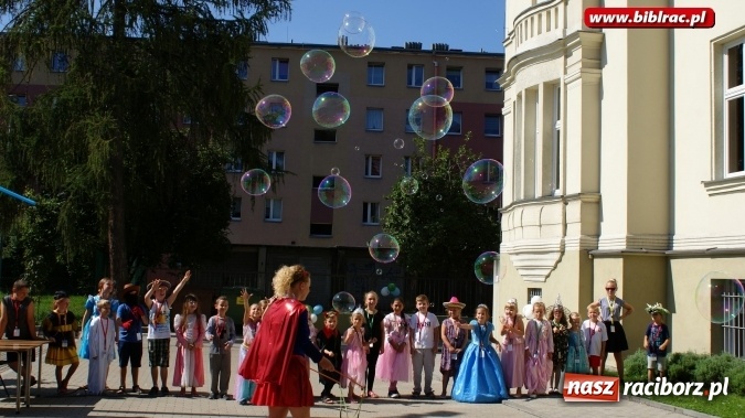 Zdjęcie w galerii na portalu naszraciborz.pl: Lato z biblioteką: Niech żyje bal!  wiadomości z regionu
