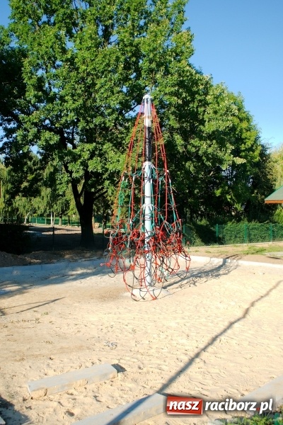 Zdjęcie w galerii na portalu naszraciborz.pl: Powstała pierwsza piramida wspinaczkowa w Raciborzu wiadomości z regionu