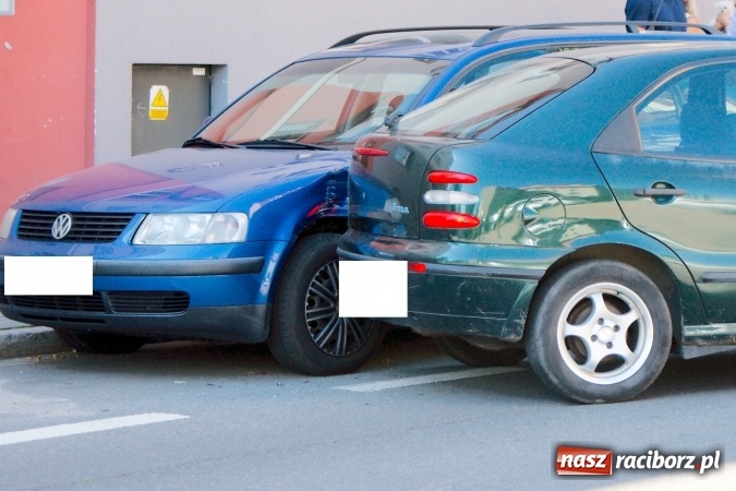 Zdjęcie w galerii na portalu naszraciborz.pl: Fiat bez kierowcy wjechał w passata na Staszica wiadomości z regionu