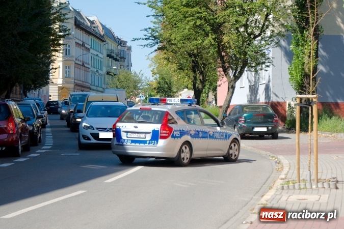 Zdjęcie w galerii na portalu naszraciborz.pl: Fiat bez kierowcy wjechał w passata na Staszica wiadomości z regionu