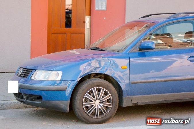 Zdjęcie w galerii na portalu naszraciborz.pl: Fiat bez kierowcy wjechał w passata na Staszica wiadomości z regionu