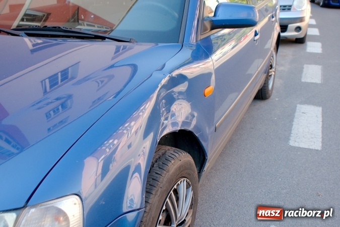 Zdjęcie w galerii na portalu naszraciborz.pl: Fiat bez kierowcy wjechał w passata na Staszica wiadomości z regionu