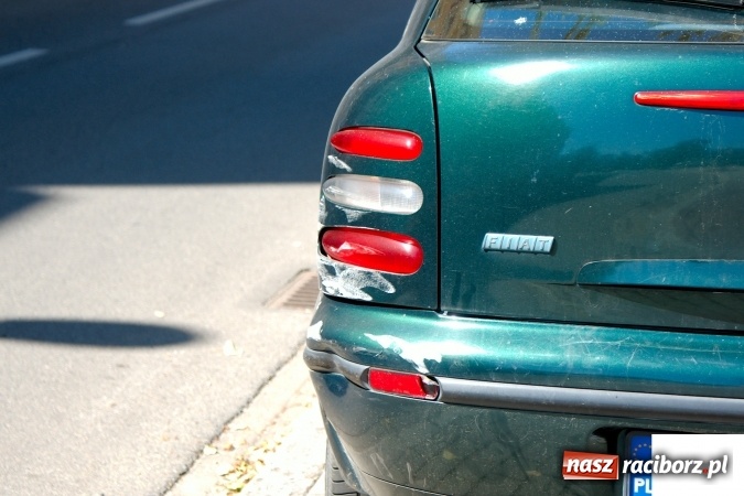 Zdjęcie w galerii na portalu naszraciborz.pl: Fiat bez kierowcy wjechał w passata na Staszica wiadomości z regionu