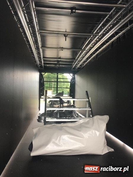 Zdjęcie w galerii na portalu naszraciborz.pl: Kuźnia Kultury debiutuje z nową sceną mobilną. Dziś w Kuźni Raciborskiej początek pożegnania lata wiadomości z regionu