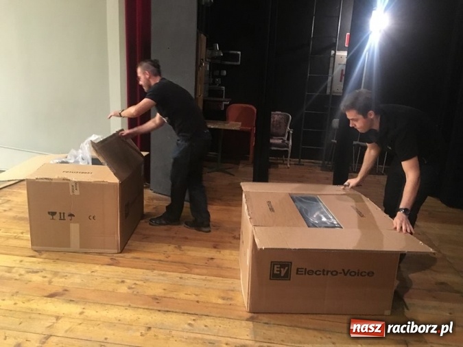 Zdjęcie w galerii na portalu naszraciborz.pl: Kuźnia Kultury debiutuje z nową sceną mobilną. Dziś w Kuźni Raciborskiej początek pożegnania lata wiadomości z regionu