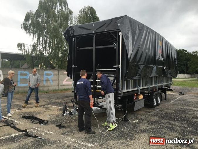 Zdjęcie w galerii na portalu naszraciborz.pl: Kuźnia Kultury debiutuje z nową sceną mobilną. Dziś w Kuźni Raciborskiej początek pożegnania lata wiadomości z regionu