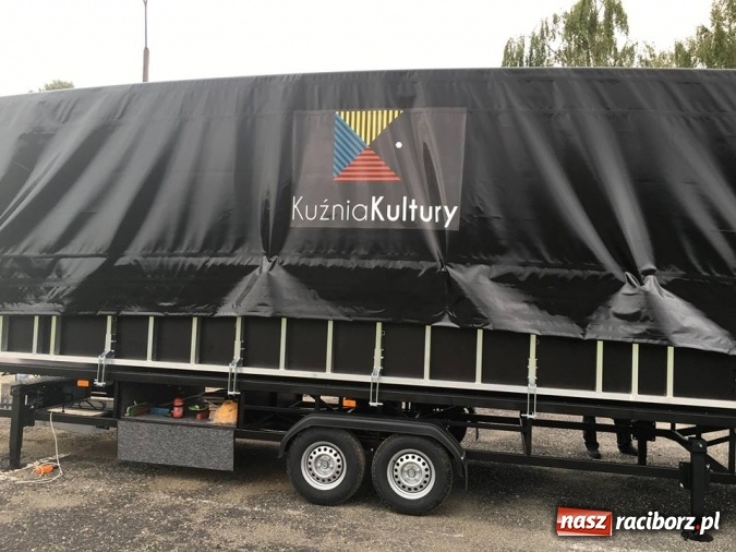 Zdjęcie w galerii na portalu naszraciborz.pl: Kuźnia Kultury debiutuje z nową sceną mobilną. Dziś w Kuźni Raciborskiej początek pożegnania lata wiadomości z regionu