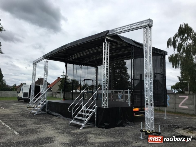 Zdjęcie w galerii na portalu naszraciborz.pl: Kuźnia Kultury debiutuje z nową sceną mobilną. Dziś w Kuźni Raciborskiej początek pożegnania lata wiadomości z regionu