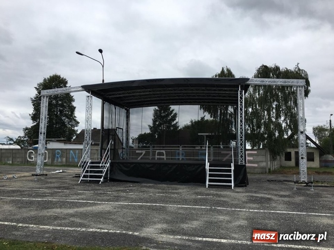 Zdjęcie w galerii na portalu naszraciborz.pl: Kuźnia Kultury debiutuje z nową sceną mobilną. Dziś w Kuźni Raciborskiej początek pożegnania lata wiadomości z regionu