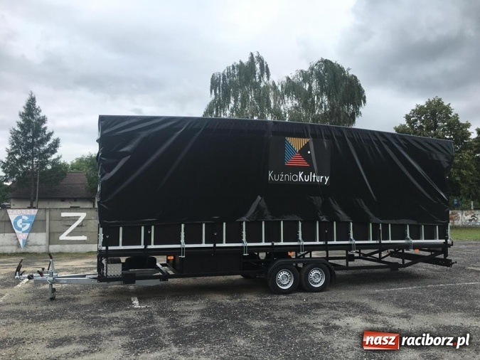 Zdjęcie w galerii na portalu naszraciborz.pl: Kuźnia Kultury debiutuje z nową sceną mobilną. Dziś w Kuźni Raciborskiej początek pożegnania lata wiadomości z regionu