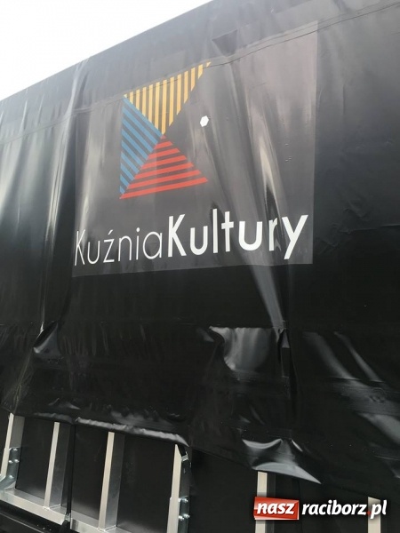 Zdjęcie w galerii na portalu naszraciborz.pl: Kuźnia Kultury debiutuje z nową sceną mobilną. Dziś w Kuźni Raciborskiej początek pożegnania lata wiadomości z regionu