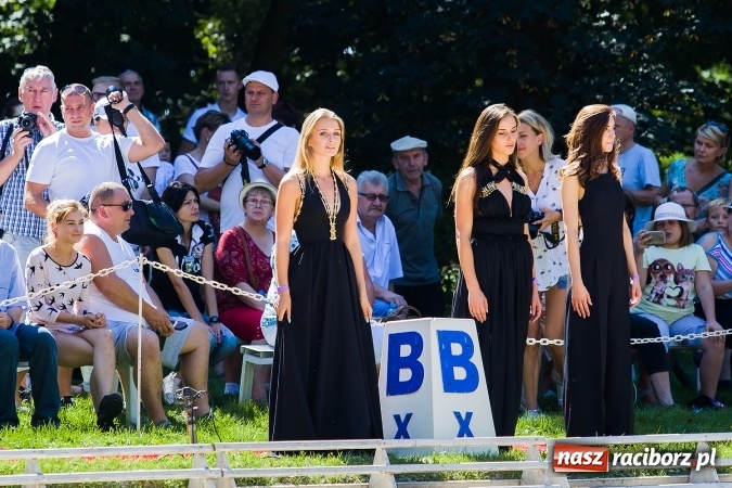 Zdjęcie w galerii na portalu naszraciborz.pl: Plejada znanych artystów w Zakrzowie na XIX Jeździeckich Mistrzostwach Gwiazd - Art Cup wiadomości z regionu
