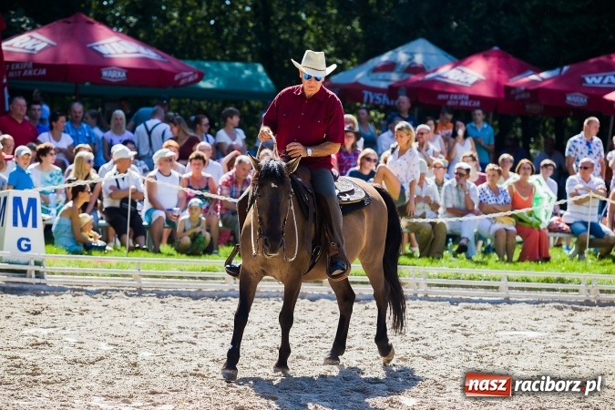 Zdjęcie w galerii na portalu naszraciborz.pl: Plejada znanych artystów w Zakrzowie na XIX Jeździeckich Mistrzostwach Gwiazd - Art Cup wiadomości z regionu