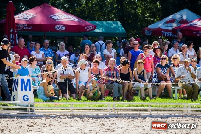 Zdjęcie w galerii na portalu naszraciborz.pl: Plejada znanych artystów w Zakrzowie na XIX Jeździeckich Mistrzostwach Gwiazd - Art Cup wiadomości z regionu