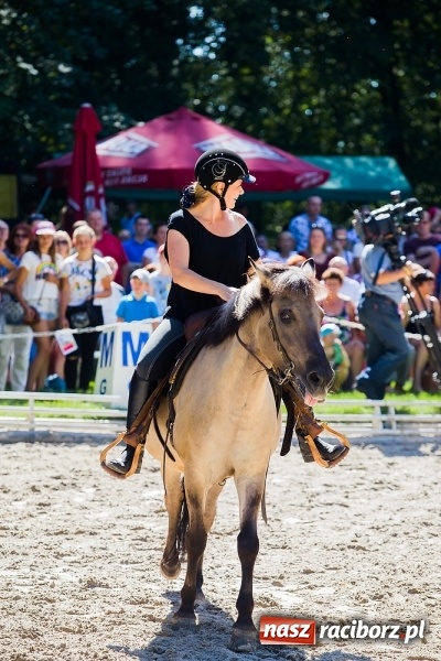 Zdjęcie w galerii na portalu naszraciborz.pl: Plejada znanych artystów w Zakrzowie na XIX Jeździeckich Mistrzostwach Gwiazd - Art Cup wiadomości z regionu