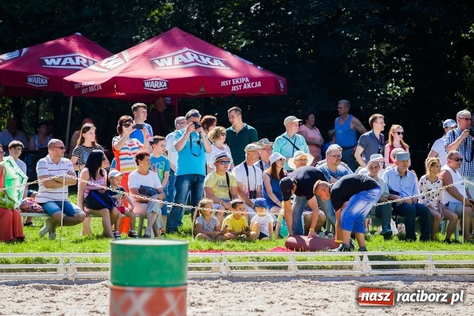 Zdjęcie w galerii na portalu naszraciborz.pl: Plejada znanych artystów w Zakrzowie na XIX Jeździeckich Mistrzostwach Gwiazd - Art Cup wiadomości z regionu