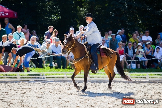 Zdjęcie w galerii na portalu naszraciborz.pl: Plejada znanych artystów w Zakrzowie na XIX Jeździeckich Mistrzostwach Gwiazd - Art Cup wiadomości z regionu