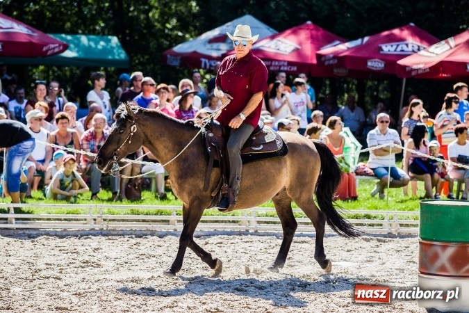 Zdjęcie w galerii na portalu naszraciborz.pl: Plejada znanych artystów w Zakrzowie na XIX Jeździeckich Mistrzostwach Gwiazd - Art Cup wiadomości z regionu