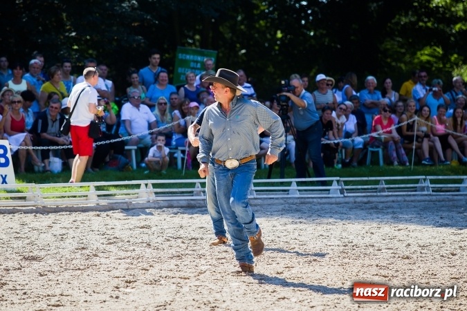 Zdjęcie w galerii na portalu naszraciborz.pl: Plejada znanych artystów w Zakrzowie na XIX Jeździeckich Mistrzostwach Gwiazd - Art Cup wiadomości z regionu