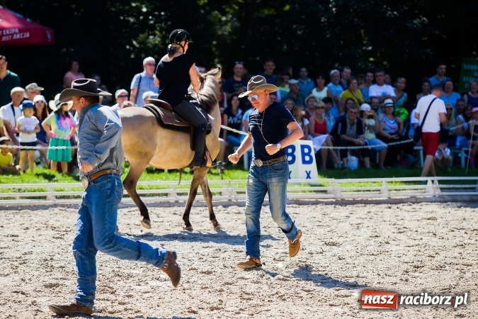 Zdjęcie w galerii na portalu naszraciborz.pl: Plejada znanych artystów w Zakrzowie na XIX Jeździeckich Mistrzostwach Gwiazd - Art Cup wiadomości z regionu