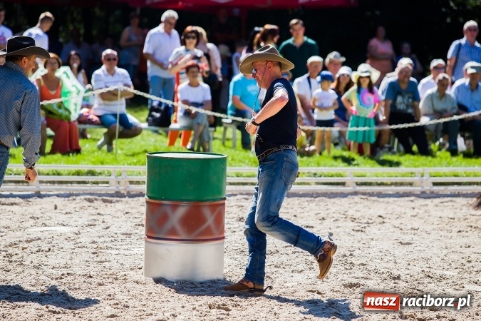 Zdjęcie w galerii na portalu naszraciborz.pl: Plejada znanych artystów w Zakrzowie na XIX Jeździeckich Mistrzostwach Gwiazd - Art Cup wiadomości z regionu