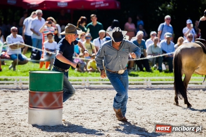 Zdjęcie w galerii na portalu naszraciborz.pl: Plejada znanych artystów w Zakrzowie na XIX Jeździeckich Mistrzostwach Gwiazd - Art Cup wiadomości z regionu