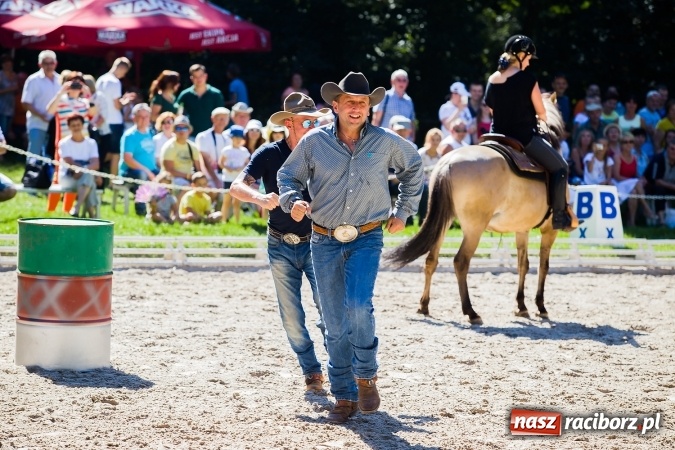 Zdjęcie w galerii na portalu naszraciborz.pl: Plejada znanych artystów w Zakrzowie na XIX Jeździeckich Mistrzostwach Gwiazd - Art Cup wiadomości z regionu
