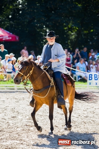 Zdjęcie w galerii na portalu naszraciborz.pl: Plejada znanych artystów w Zakrzowie na XIX Jeździeckich Mistrzostwach Gwiazd - Art Cup wiadomości z regionu