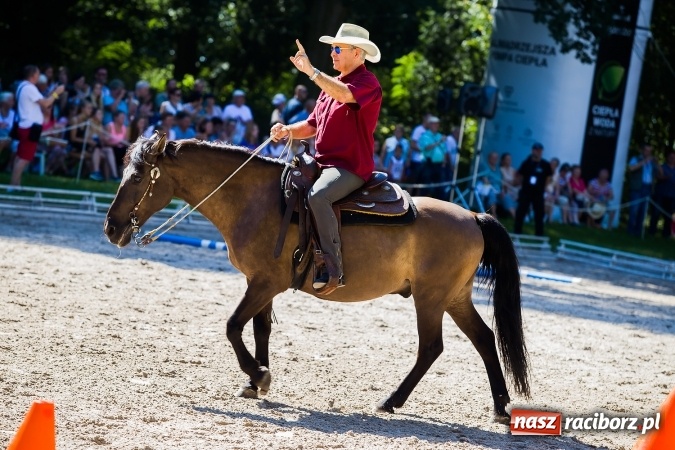 Zdjęcie w galerii na portalu naszraciborz.pl: Plejada znanych artystów w Zakrzowie na XIX Jeździeckich Mistrzostwach Gwiazd - Art Cup wiadomości z regionu