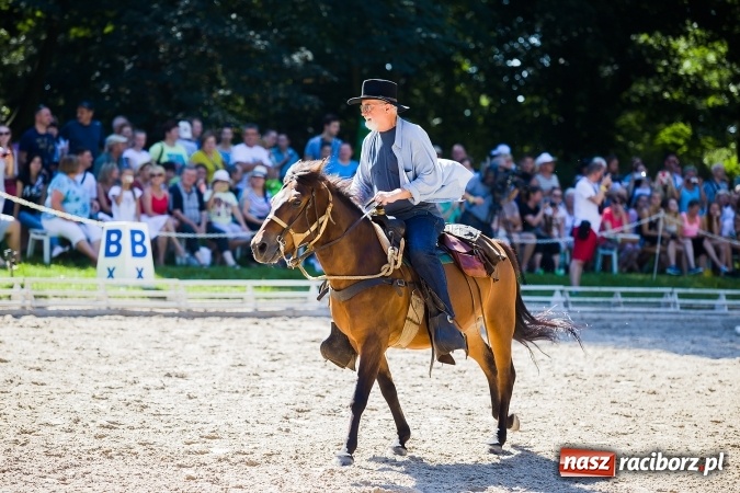 Zdjęcie w galerii na portalu naszraciborz.pl: Plejada znanych artystów w Zakrzowie na XIX Jeździeckich Mistrzostwach Gwiazd - Art Cup wiadomości z regionu