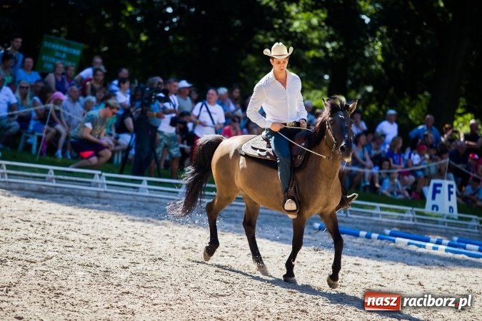 Zdjęcie w galerii na portalu naszraciborz.pl: Plejada znanych artystów w Zakrzowie na XIX Jeździeckich Mistrzostwach Gwiazd - Art Cup wiadomości z regionu