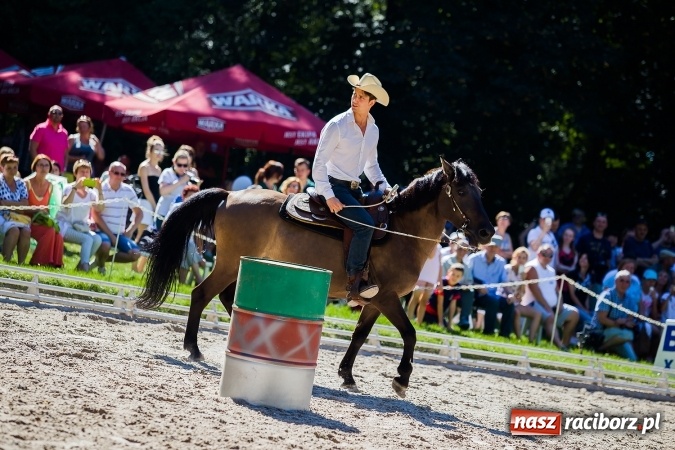 Zdjęcie w galerii na portalu naszraciborz.pl: Plejada znanych artystów w Zakrzowie na XIX Jeździeckich Mistrzostwach Gwiazd - Art Cup wiadomości z regionu