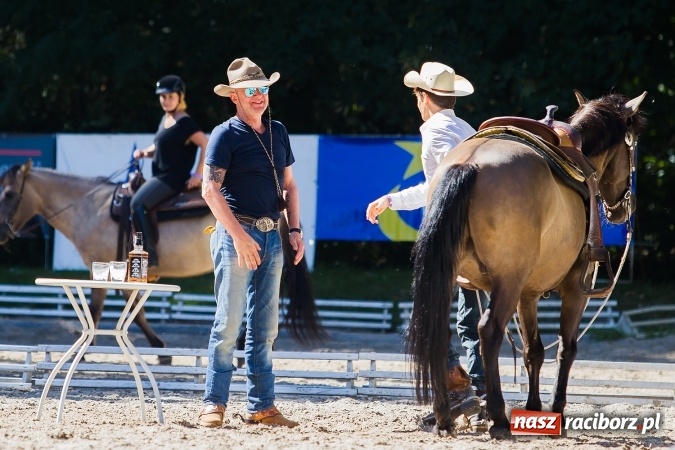 Zdjęcie w galerii na portalu naszraciborz.pl: Plejada znanych artystów w Zakrzowie na XIX Jeździeckich Mistrzostwach Gwiazd - Art Cup wiadomości z regionu