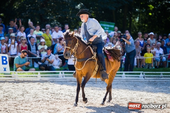 Zdjęcie w galerii na portalu naszraciborz.pl: Plejada znanych artystów w Zakrzowie na XIX Jeździeckich Mistrzostwach Gwiazd - Art Cup wiadomości z regionu