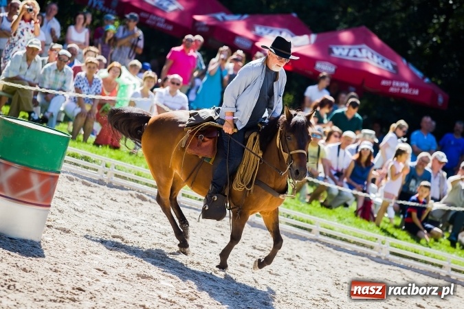 Zdjęcie w galerii na portalu naszraciborz.pl: Plejada znanych artystów w Zakrzowie na XIX Jeździeckich Mistrzostwach Gwiazd - Art Cup wiadomości z regionu