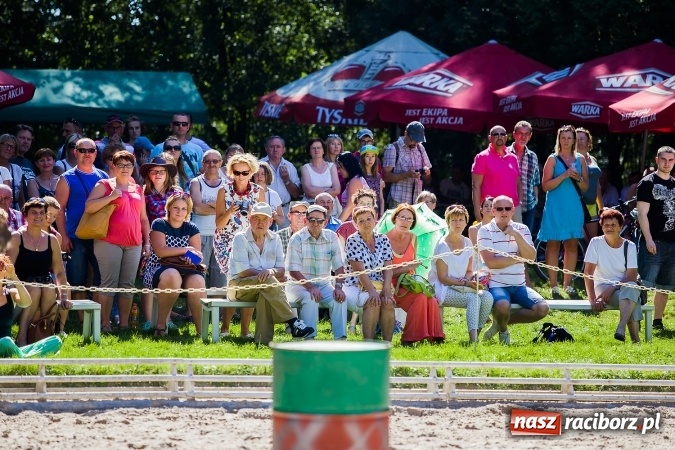 Zdjęcie w galerii na portalu naszraciborz.pl: Plejada znanych artystów w Zakrzowie na XIX Jeździeckich Mistrzostwach Gwiazd - Art Cup wiadomości z regionu
