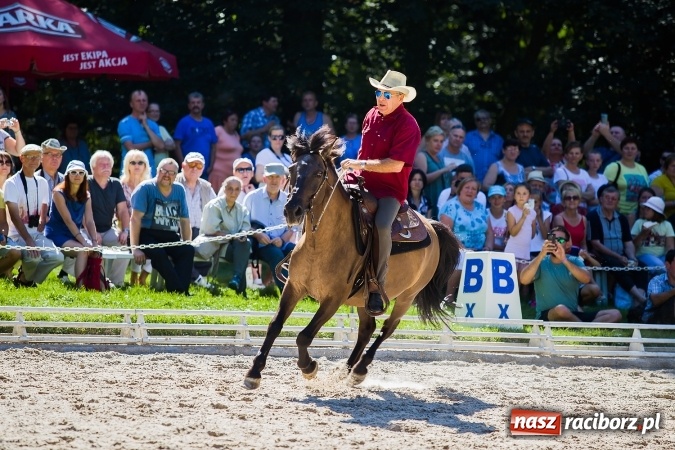 Zdjęcie w galerii na portalu naszraciborz.pl: Plejada znanych artystów w Zakrzowie na XIX Jeździeckich Mistrzostwach Gwiazd - Art Cup wiadomości z regionu