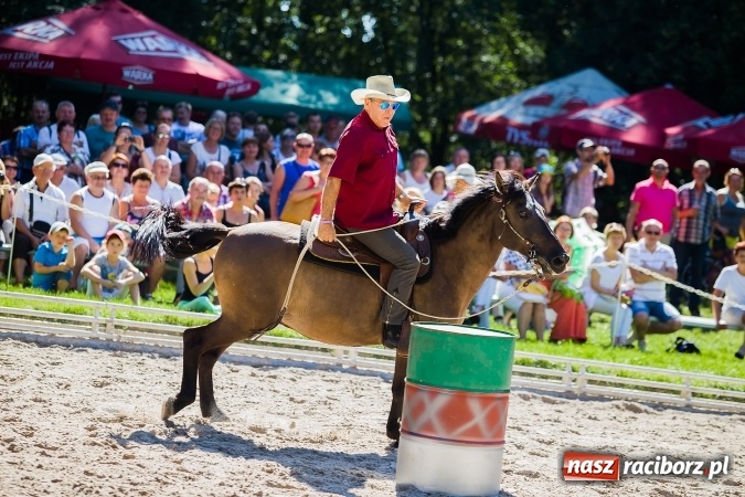 Zdjęcie w galerii na portalu naszraciborz.pl: Plejada znanych artystów w Zakrzowie na XIX Jeździeckich Mistrzostwach Gwiazd - Art Cup wiadomości z regionu