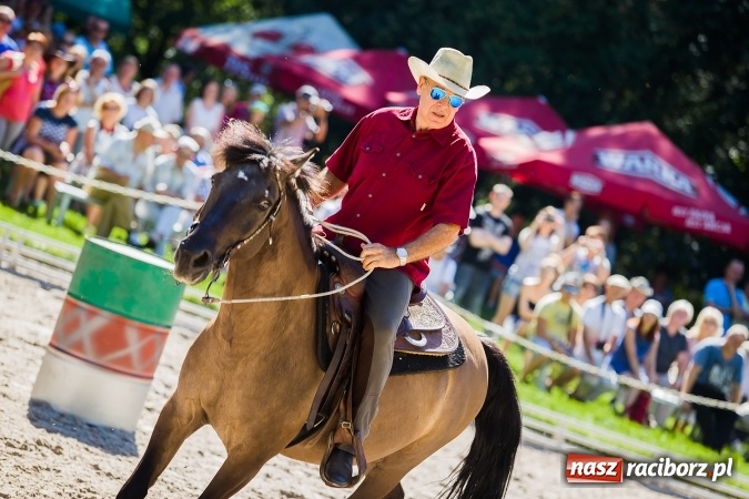 Zdjęcie w galerii na portalu naszraciborz.pl: Plejada znanych artystów w Zakrzowie na XIX Jeździeckich Mistrzostwach Gwiazd - Art Cup wiadomości z regionu
