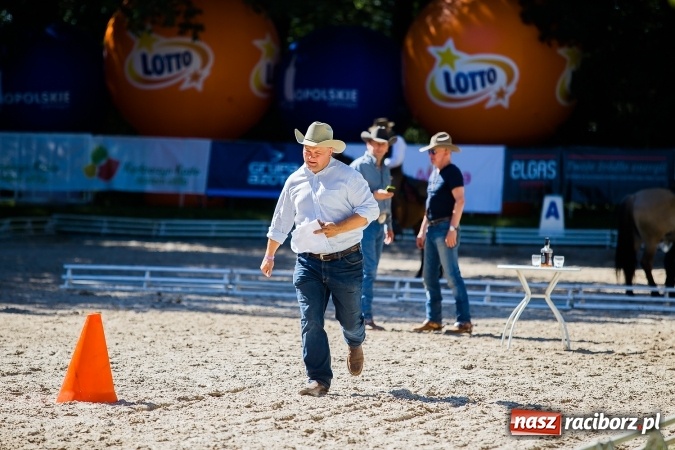 Zdjęcie w galerii na portalu naszraciborz.pl: Plejada znanych artystów w Zakrzowie na XIX Jeździeckich Mistrzostwach Gwiazd - Art Cup wiadomości z regionu