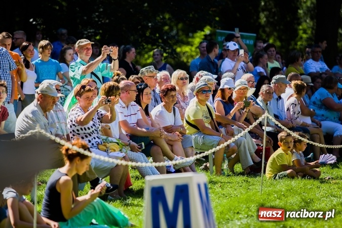 Zdjęcie w galerii na portalu naszraciborz.pl: Plejada znanych artystów w Zakrzowie na XIX Jeździeckich Mistrzostwach Gwiazd - Art Cup wiadomości z regionu