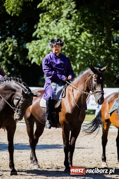 Zdjęcie w galerii na portalu naszraciborz.pl: Plejada znanych artystów w Zakrzowie na XIX Jeździeckich Mistrzostwach Gwiazd - Art Cup wiadomości z regionu