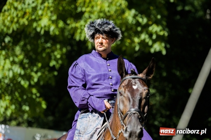 Zdjęcie w galerii na portalu naszraciborz.pl: Plejada znanych artystów w Zakrzowie na XIX Jeździeckich Mistrzostwach Gwiazd - Art Cup wiadomości z regionu