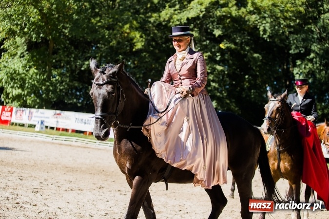 Zdjęcie w galerii na portalu naszraciborz.pl: Plejada znanych artystów w Zakrzowie na XIX Jeździeckich Mistrzostwach Gwiazd - Art Cup wiadomości z regionu