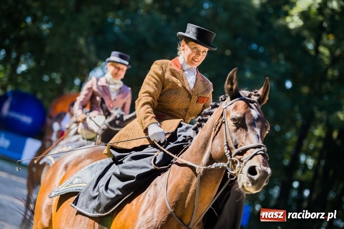 Zdjęcie w galerii na portalu naszraciborz.pl: Plejada znanych artystów w Zakrzowie na XIX Jeździeckich Mistrzostwach Gwiazd - Art Cup wiadomości z regionu
