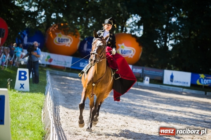 Zdjęcie w galerii na portalu naszraciborz.pl: Plejada znanych artystów w Zakrzowie na XIX Jeździeckich Mistrzostwach Gwiazd - Art Cup wiadomości z regionu