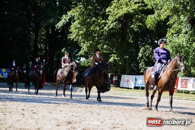 Zdjęcie w galerii na portalu naszraciborz.pl: Plejada znanych artystów w Zakrzowie na XIX Jeździeckich Mistrzostwach Gwiazd - Art Cup wiadomości z regionu