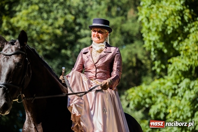 Zdjęcie w galerii na portalu naszraciborz.pl: Plejada znanych artystów w Zakrzowie na XIX Jeździeckich Mistrzostwach Gwiazd - Art Cup wiadomości z regionu